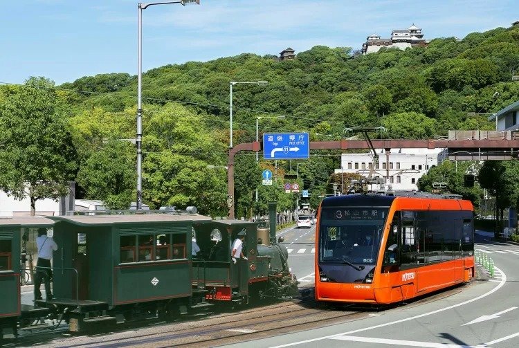 少爷号观光列车（伊予铁道）