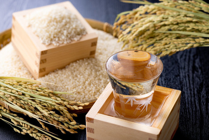 探索日本独一无二的酿酒文化与历史：日本清酒和烧酒　　　　　　　　　　　　　　　　　　　　清酒与烧酒：日本传统的酒酿饮品