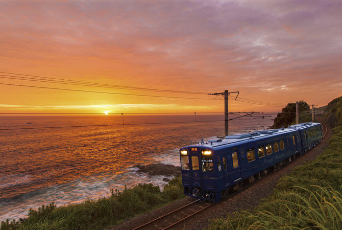 搭乘列车展开令人难忘的精彩旅程，探索了解九州的美景与佳肴