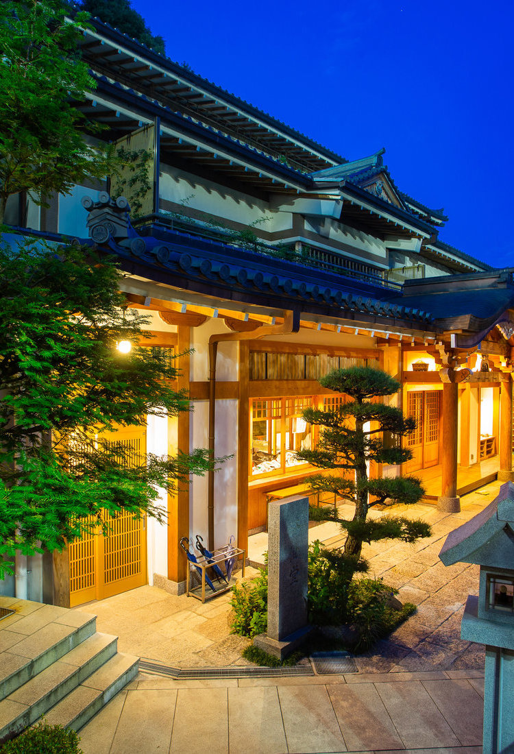 在奈良的寺庙体验宿坊的宁静感受　　　　　　　　　　　　　　　　　　　　　　浸入式体验日本文化，被巍峨群山中的佛塔所环绕，感受心灵的宁静和升华。