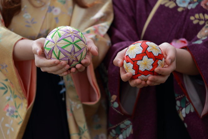 探索日本传统工艺之美：手鞠球、寄木细工和越前打制刀具