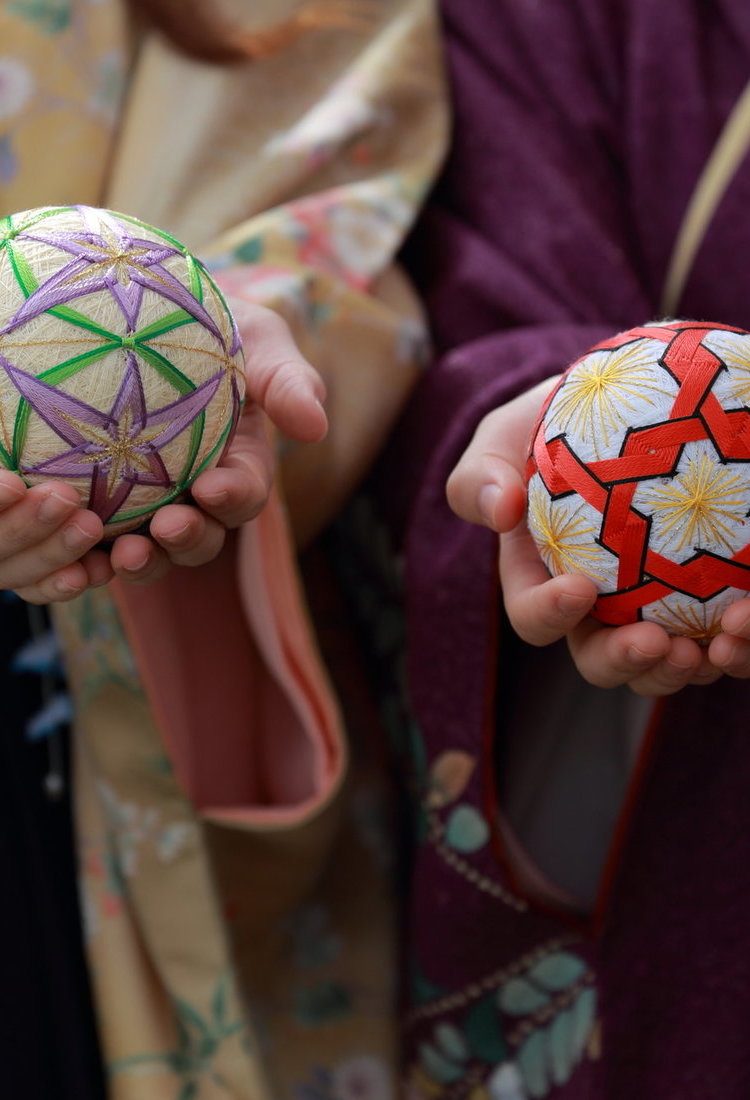 探索日本传统工艺之美：手鞠球、寄木细工和越前打制刀具